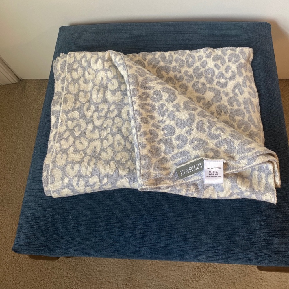 Darzzi gray and ivory leopard print scarf